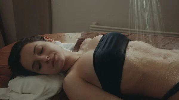 Atrakcyjna kobieta relaksująca się w kurorcie. Bikini kobieta biorąc masaż wodny w spa. — Zdjęcie stockowe