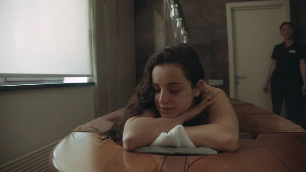 Menina atraente deitado sob chuveiro vichy dentro de casa. Senhora sexy passar o tempo no spa — Fotografia de Stock