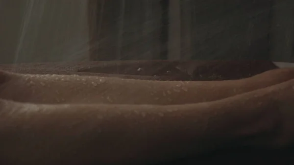 Мокрий жіночий організм розмовляє у спа-центрі. Бікіні жінка має масаж водних потоків . — стокове фото