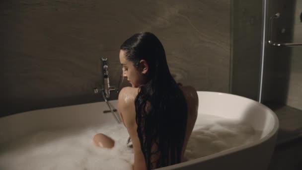 Piękna kobieta bierze prysznic w łazience. Namiętna dziewczyna siedzi w wannie. — Wideo stockowe