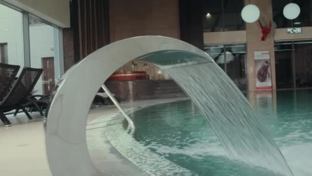 Jet cascata in piscina. Fontana per idromassaggio nella lussuosa piscina termale. — Video Stock