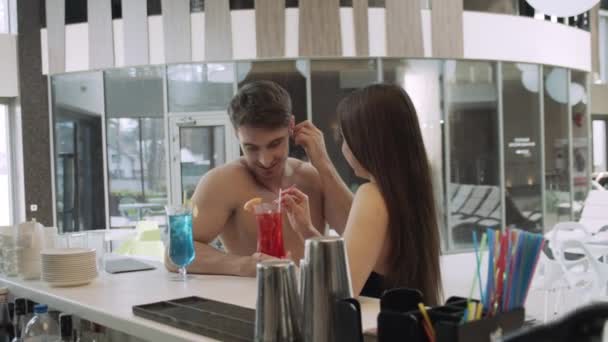 Una pareja romántica mirándose al lado del bar. Hombre lindo mujer hablando en el resort — Vídeos de Stock