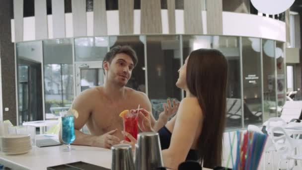 Hermosa pareja charlando en el spa. Hombre sonriente mujer bebiendo cócteles en el resort — Vídeos de Stock