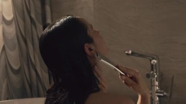 Şehvetli kız içeride duş alıyor. Seksi kadın duştan vücuda masaj yapıyor..