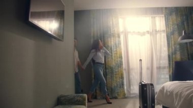 Otel odasında el ele tutuşan sevimli bir çift. Apartmanda düşen aşk çifti..