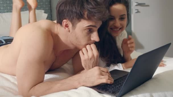 คู่รักหงุดหงิดที่อ่านข้อความแล็ปท็อป คู่รักที่มีความสุขอ่านคอมพิวเตอร์ข้อความ . — วีดีโอสต็อก