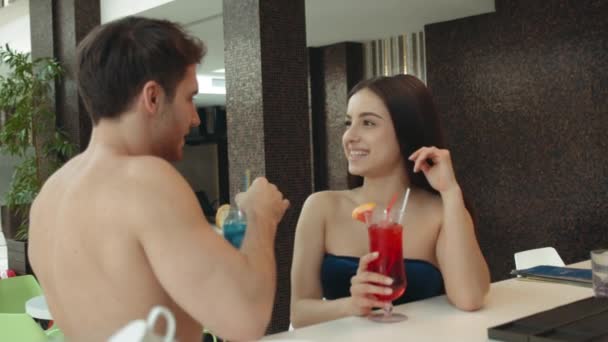 Krásný pár se baví v lázních. Sladký muž žena popíjení koktejly v spa baru — Stock video