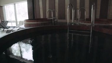 Spa bölgesinde girdap banyosu. Sağlık merkezindeki lüks hidroterapi merkezi.