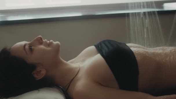 Сексуальная женщина получает аквамассаж в спа. Красивая девушка расслабляющий оздоровительный курорт — стоковое видео