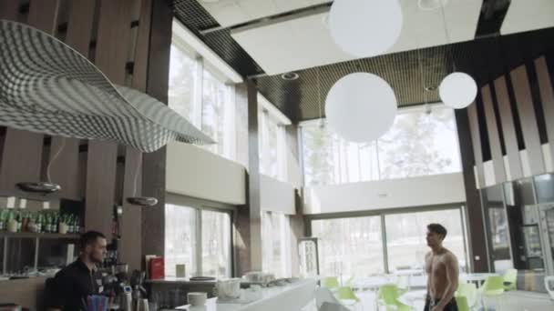 Contador de bar de hombre perfecto en el spa. Hombre guapo dando la bienvenida barman — Vídeos de Stock