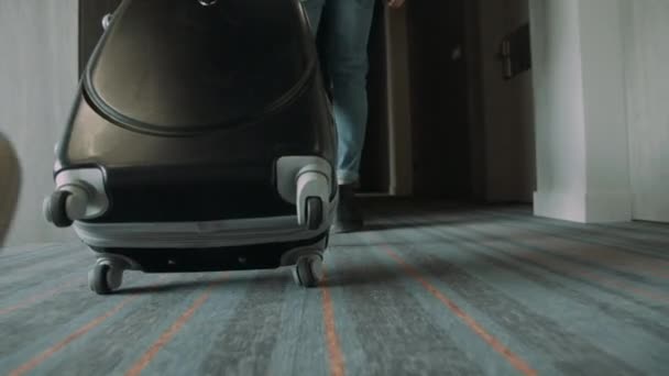 Mężczyzna w butach spacerujący korytarzem z bagażem. Mężczyzna z walizką.. — Wideo stockowe