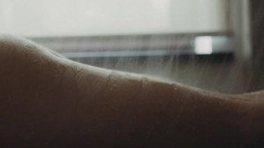 Seksi kız spa kulübünde su masajı yaptırıyor. Güzel kadın tatilin tadını çıkarıyor.