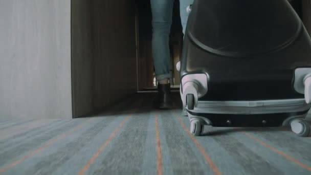 Unbekannter steuert Hotelzimmer mit Gepäck an. Mann überquert Korridor — Stockvideo