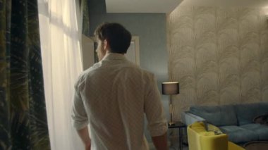 Lüks daireye gelen yakışıklı adam. Çekici bir adam otel yatağından düşüyor..