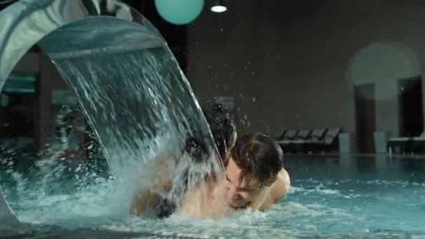 Χαρούμενο ζευγάρι που γελάει στην πισίνα του σπα. Ευτυχισμένος άντρας και γυναίκα διασκεδάζουν στο τζακούζι — Αρχείο Βίντεο