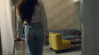 Tatlı bir kadın bavuluyla daireye giriyor. Yüksek topuklu kız otel yatağından düşüyor.