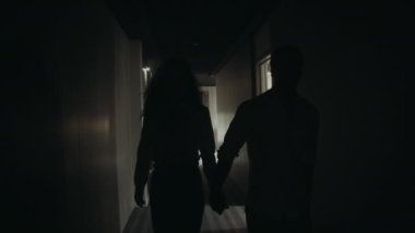 Hoş bir çift otel odasını açıyor. Hoş bir çift apartmana geliyor..