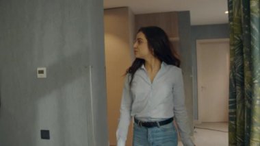 Lüks bir daireye bakan tatlı bir kadın. Otel yatağında dinlenen tatlı kız.