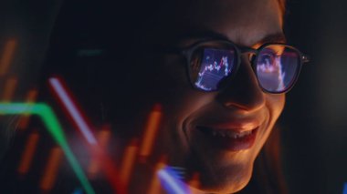 Akşamın ilerleyen saatlerinde kadın tüccar gözlük takıp grafikleri inceliyor dizüstü bilgisayarın yakın çekimini izliyordu. Bitcoin çizelgelerini yöneten mutlu dijital para birimi uzmanı ofis alanındaki mali analiz solosuna odaklandı