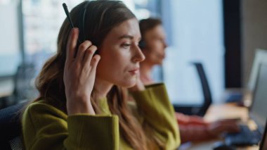 İş yerindeki telefon kulaklığı iletişimini yakalıyordum. Uzman, veri merkezinde internet danışmanlığı yoluyla müşteriye yardımcı oluyor. Müşteri hizmetlerini yöneten yetenekli pazarlamacı