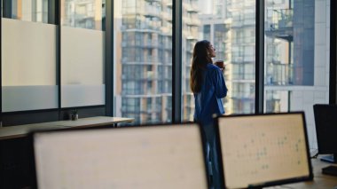 Rahatlamış yönetici ofis penceresinden çayını yudumluyor. Kahve içen çekici esmer kadın iş başarısını düşünüyor. Zarif genç iş kadını tek başına kahve içiyor. 