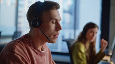 Ofis portresindeki müşteriye yardım eden duygusal operatör. Satış müdürü kulaklıkla müşteri konuşuyor. Odaklanmış yoğun asistanlar bilgisayar kullanarak çağrı merkezinde çalışıyor. Teknik servis ajanları online danışmanlık yapıyor. 