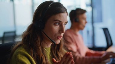 Ofis portresinde teknik destek veren kadın konuşuyor. Kendine güvenen bir uzman, yardım hattında müşteri talebini uzaktan çözüyor. Ciddi ajan operatör kulaklıkla danışmanlık yapıyor. Öğrencilik kariyeri 