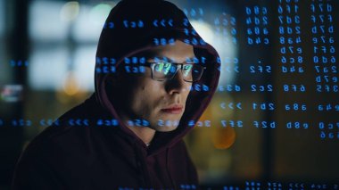 Gece, büyük ai veri portresi kullanarak yenilikçi bir e-ticaret uygulaması üzerinde çalışıyor. Kod çizgileri gözlüğe yansıyan yüzlere yansıtılıyor. Sadece karanlık odada çalışan dijital girişimci açılışı