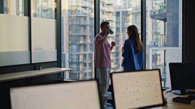 İş arkadaşları şehir merkezinde kahve molası veriyor. İki iş ortağı panoramik şehre hayran kalarak çağdaş ofiste gelecekteki proje gelişimini konuşuyorlar. Yönetim insanları kavramı