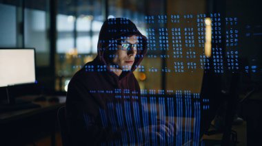 Bilgi işlem programcısı veri hologramında bilgisayar kodlarını kontrol ediyor. Karanlık ofiste yazılım dili yazmakla meşgul müteahhit. Düşünceli mühendis tek başına teknolojik sunucu odasında analiz yapıyor. 