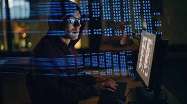 Bilgisayar korsanının veri hologramında bilgisayar sistemini çökertmesi. Odaklanmış casus programcı adam güvenlik sitelerini hackliyor sadece karanlık veritabanı merkezindeki kurumsal sunucuları hackliyor. Siber Suçlar