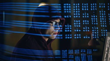 Odaklanmış yazılım geliştiricisi gece geç saatlere kadar tek başına bilgisayar başında çalışıyor. Yüze yansıtılan ve akşam yansıtılan program kodu. Artırılmış gerçeklik makinesi veri ai kavramı öğreniyor 