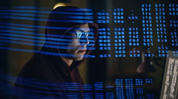 Gece odasındaki şifre kırma sistemi kapanıyor. Siber saldırı programcısı karanlık ışık altında güvenli veri tabanlarını manipüle ediyor. Sahtekar, ekranı uzaktan izleyen algoritmaları sömürüyor