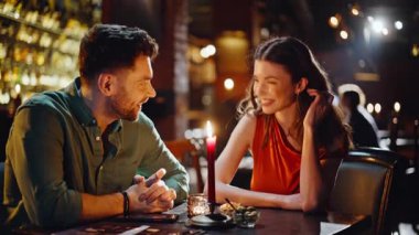 Romantik çift, Dark Bar 'ın iç kısımlarında iletişimin keyfini çıkarıyor. Gülümseyen flört çifti akşam buluşmasında samimi konuşmalar yapıyorlar. Mutlu aşıklar hafta sonunu lüks bar ortamlarında geçirirler.