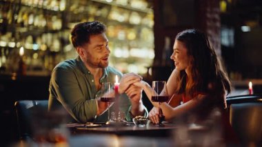 Lüks bir gece kulübünde sevgilisiyle el ele tutuşan sevgili. Gülümseyen adam kırmızı elbiseli güzel kadına iltifat ediyor. Barda flört eden romantik çift ilişkiden zevk alıyor..