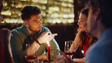 Barda sosyal grup toplantısı var, hoş bir iletişim kuruyorlar. Gülümseyen gençler geceyi karanlık bir restoranda geçirmekten bahsediyorlar. Rahatlamış arkadaşlar, kaygısız hafta sonunun tadını çıkarıyorlar..