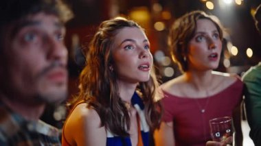 Dark Sports Bar 'da maç izleyen özenli hayranlar. Neşeli futbol takımı diye bağıran grup arkadaşları gece barında bira tokuşturuyor. Duygusal insanlar futbol yarışmasına birlikte tezahürat yapıyor..