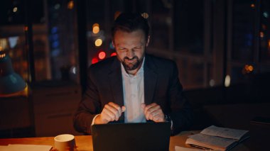 Hüsrana uğramış yönetici reaksiyon yetmezliği. Kızgın çalışan, sonuç stresi yüzünden hayal kırıklığına uğradı. Öfkeli liderin masaya vurması, çalışma ortamını kötü etkiliyor.