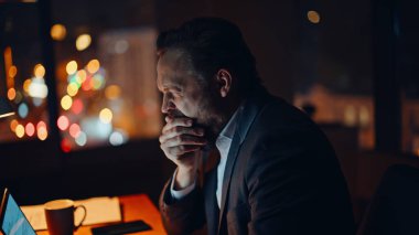 Direktör geceleri bilgisayarla internette arama yapıyor. Esneme müdürü mesai raporlarını hazırlıyor. Uykulu iş adamı internette araştırma yapıyor. Akşam odasında dizüstü bilgisayarın kapağını kapatıyor.