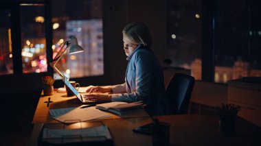 Yönetici, gece iş yerinde laptopa yakın mesaj atmakla meşgul. Profesyonel danışman, not defterine akıllı telefonlardan veri yazdığını söylüyor. Çok çalışan iş kadını proje detaylarını telefonda tartışıyor