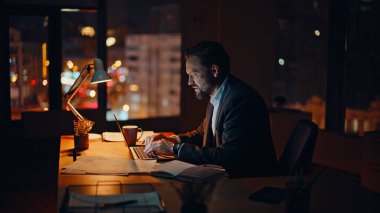 Agresif iş adamı, gece geç saatlerde çalışma masasında başarısız oldu. Kızgın işçi memnuniyetsiz proje sonucu hayal kırıklığına uğramış hissediyor. Kaçık müdür, karanlık gece işyerinde duygusal el işaretleri yapıyor.