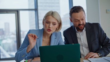 Sinir uzmanları büyük pencerenin önünde tartışıyorlar. Stresli iş arkadaşları sanal sohbetten bahsederken dolapta dizüstü bilgisayar görüntüsü var. Çılgın muhasebeciler iş yerindeki sorunlu video görüşmelerini tartışıyor