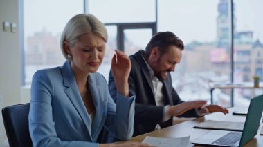 Stresli iş arkadaşları dizüstü bilgisayarlı e-postaları okurken hayal kırıklığına uğradılar. Üzgün meslektaşlar ofiste bilgisayarın kapanmasını hayal kırıklığına uğrattılar. Gergin ortaklar proje hatasına duygusal tepki verir 