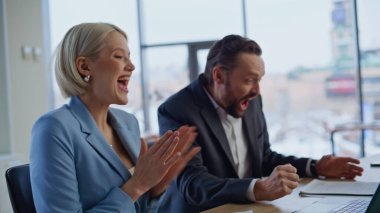 Şaşırtıcı iş adamları zafer kutlamaları yapıyorlar. Şehir merkezinde dizüstü bilgisayarı birlikte izliyorlar. Aşırı mutlu meslektaşlar duygusal olarak başarıya tepki veriyor. Mutlu iş arkadaşları beşli takım çalışmasından zevk alıyor