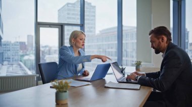 Stresli profesyonellerin Panorama ofisinde hata bulmaları endişe vericiydi. Gergin iş ekibi, iş yerine belge atarken başarısızlığı hayal kırıklığına uğrattı. Sinirli meslektaşlar maddi kayıplara tepki gösterdiler