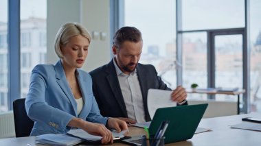 Çevrimiçi konferansta sunum yapan gülümseyen iş arkadaşları bilgisayar kameralarına yakın çekim yapıyorlar. Kendine güvenen ortaklar internet toplantısını tartışıyor. Dizüstü bilgisayardan iş arkadaşları için video çağrısı 