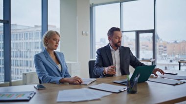 Panoramik ajans ofisindeki projede işbirliği yapan yaratıcı girişimciler. Bilgisayarda verileri tartışan iş adamları. Birlikte çalışan kendine güvenen meslektaşlar. Takım çalışması konsepti 