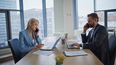 Konferans masasında akıllı telefonlardan konuşan birden fazla iş adamı. Şirket meslektaşları toplantı odasında telefon konuşmasının keyfini çıkarıyorlar. Ortaklar iş yerinden cep telefonlarını arıyor. Takım çalışması konsepti 