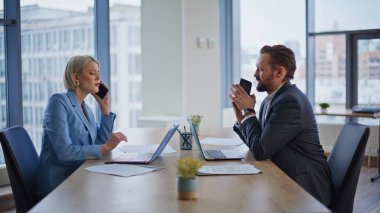 Yönetim kurulu çalışma odasında cep telefonu tartışmasını kullanmakla meşgul yöneticiler. Uzaktan iletişim kuran çok görevli profesyoneller. Ortaklar akıllı telefonlardan konuşuyorlar. Takım çalışması işbirliği