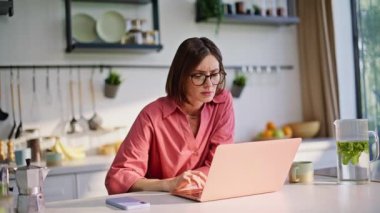 Merkez büroda çalışan yorgun ve serbest çalışan biri. Stresli kadın hafta sonu evinde dizüstü bilgisayar kullanıyor. Bilgisayarı kapatan oldukça hayal kırıklığına uğramış bir iş kadını mutfakta tek başına gergin hissediyor. 
